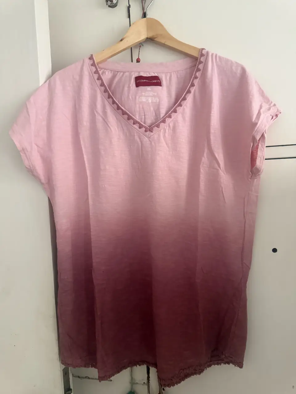 Remera de mujer con cuello en V y detalle bordado. Diseño degradé en tonos rosados. Talle XL.