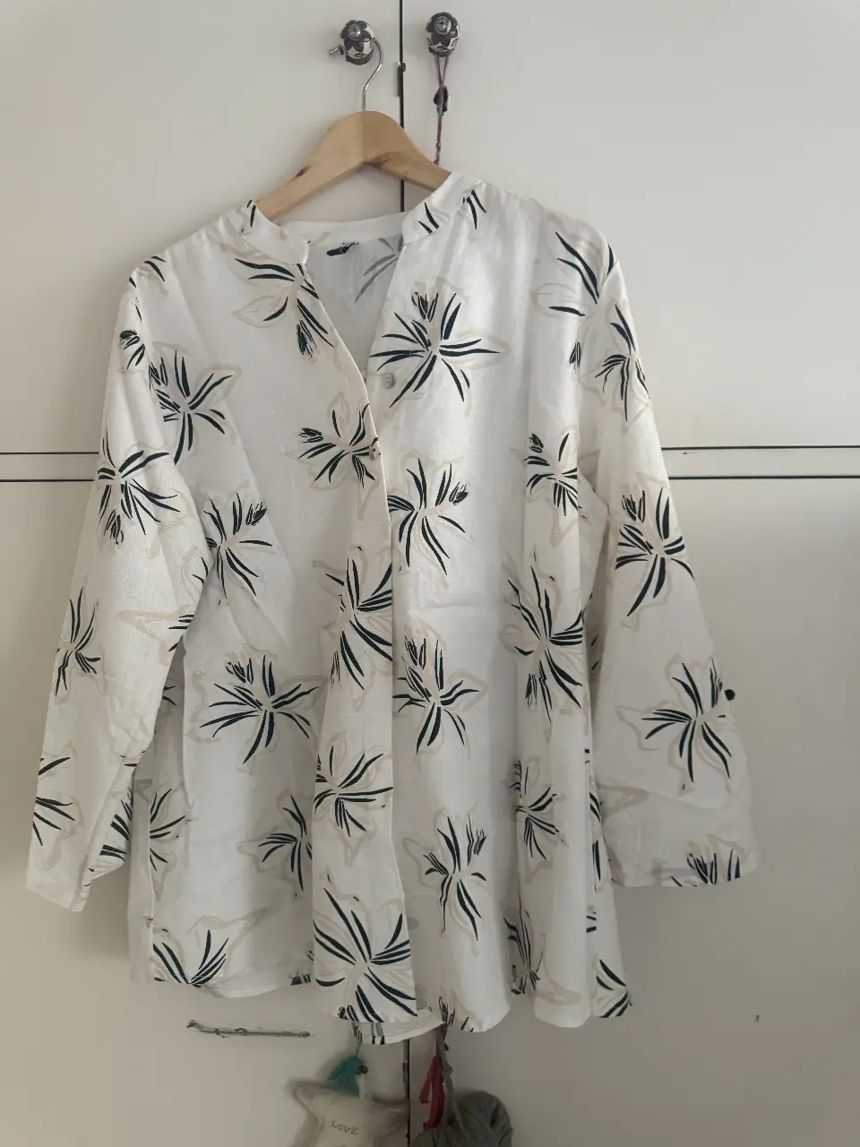 Blusa de manga larga con estampado floral en blanco y negro. Ideal para un look casual y fresco. Es de lino 