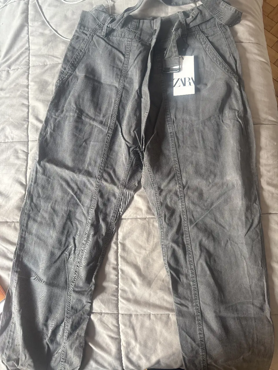 Pantalón cargo de hombre de Zara, color gris, con etiqueta. Ideal para un look casual y moderno. talle L