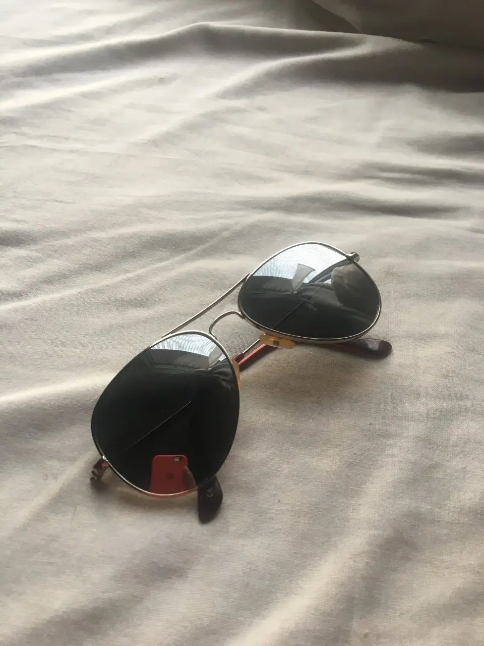 Anteojos de sol estilo aviador con marco plateado y cristales oscuros. Originales con caja. Un clásico atemporal para proteger tus ojos con estilo.