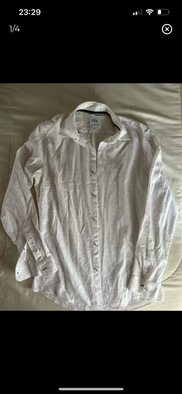 Camisa blanca de hombre con estampado de lunares. Marca Zara, talle M. Corte slim fit.