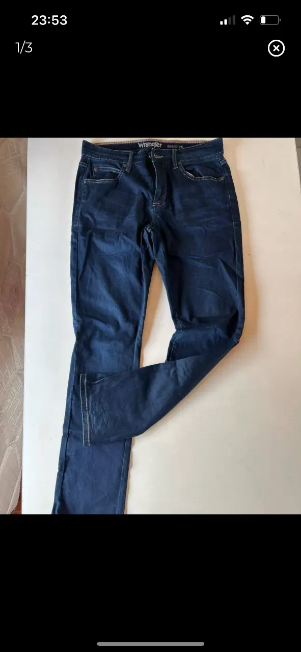 Jeans Wrangler Brockton de hombre, corte recto, color azul oscuro. Un clásico para cualquier ocasión.