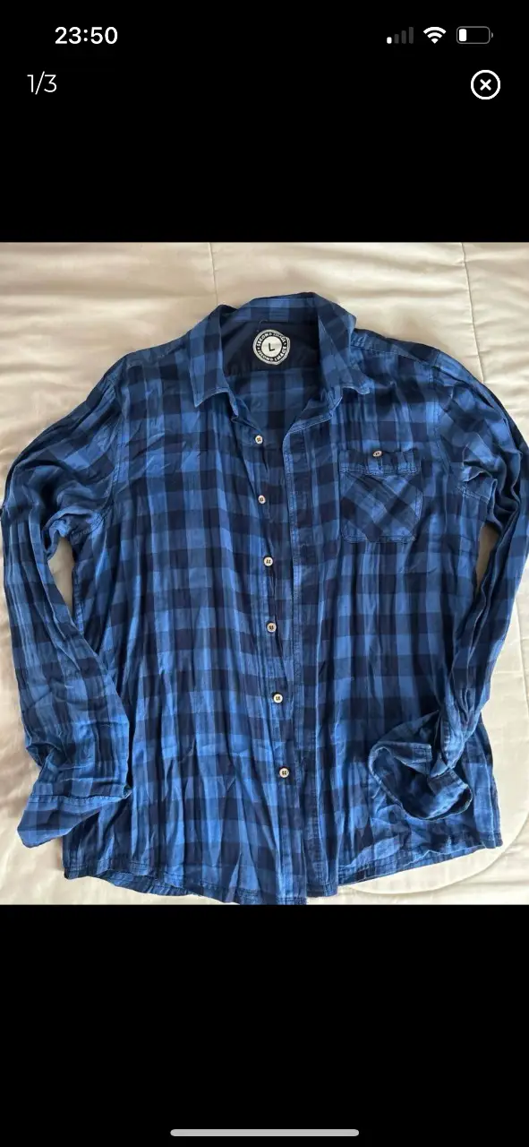 Camisa a cuadros azul y negro de hombre, manga larga, con bolsillo en el pecho. Marca Second Image, talle L.