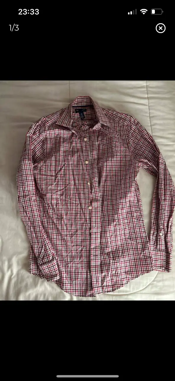 Camisa a cuadros roja y blanca de hombre, de la marca GAP, con corte slim fit. Ideal para un look casual y moderno.