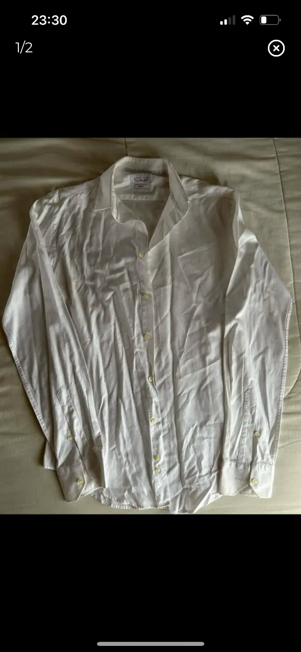 Camisa blanca de hombre, manga larga, corte slim fit, de la marca Zara. Ideal para un look casual o formal.