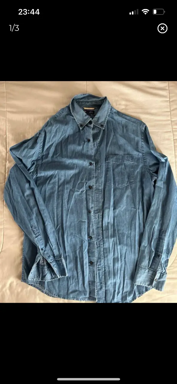 Camisa de jean azul, clásica, de la marca Gap, talle M. Ideal para un look casual y versátil.