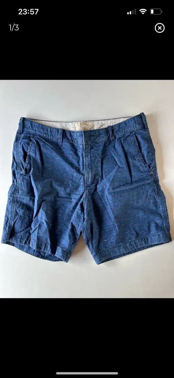 Short de jean azul con detalles deslavados. Tiro medio, ideal para un look casual y fresco.