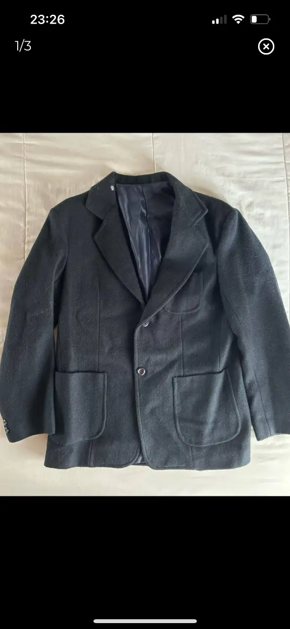 Blazer negro de paño, con dos bolsillos delanteros y un botón para cerrar. Ideal para un look formal o casual.