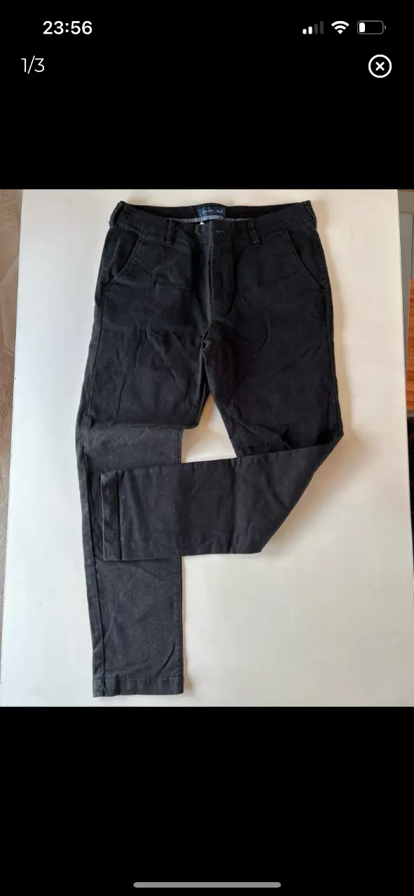 Pantalón chino negro de hombre, corte recto, ideal para un look casual y versátil. Confeccionado en gabardina resistente y cómoda. Perfecto para combinar con cualquier outfit.