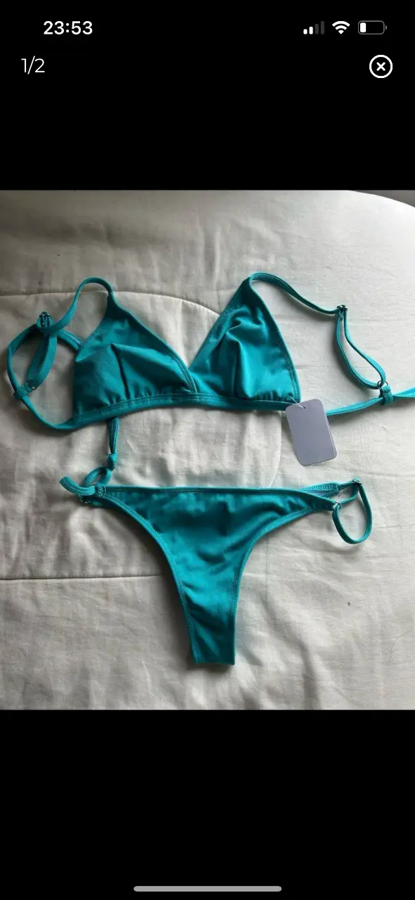 Conjunto de bikini de dos piezas en color turquesa. Top triangular con tirantes ajustables y bombacha cavada. Ideal para la playa o pileta.
