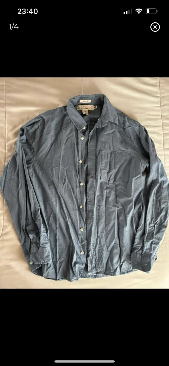 Camisa de hombre azul, de H&M con cuello y mangas largas. Ideal para un look casual.
