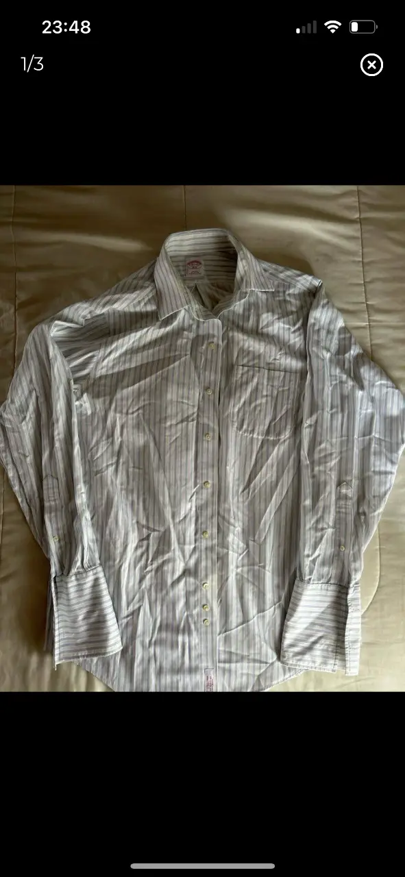 Camisa Brooks Brothers a rayas blancas y celestes, manga larga, con puños dobles y cuello italiano. Ideal para un look formal o casual elegante.
