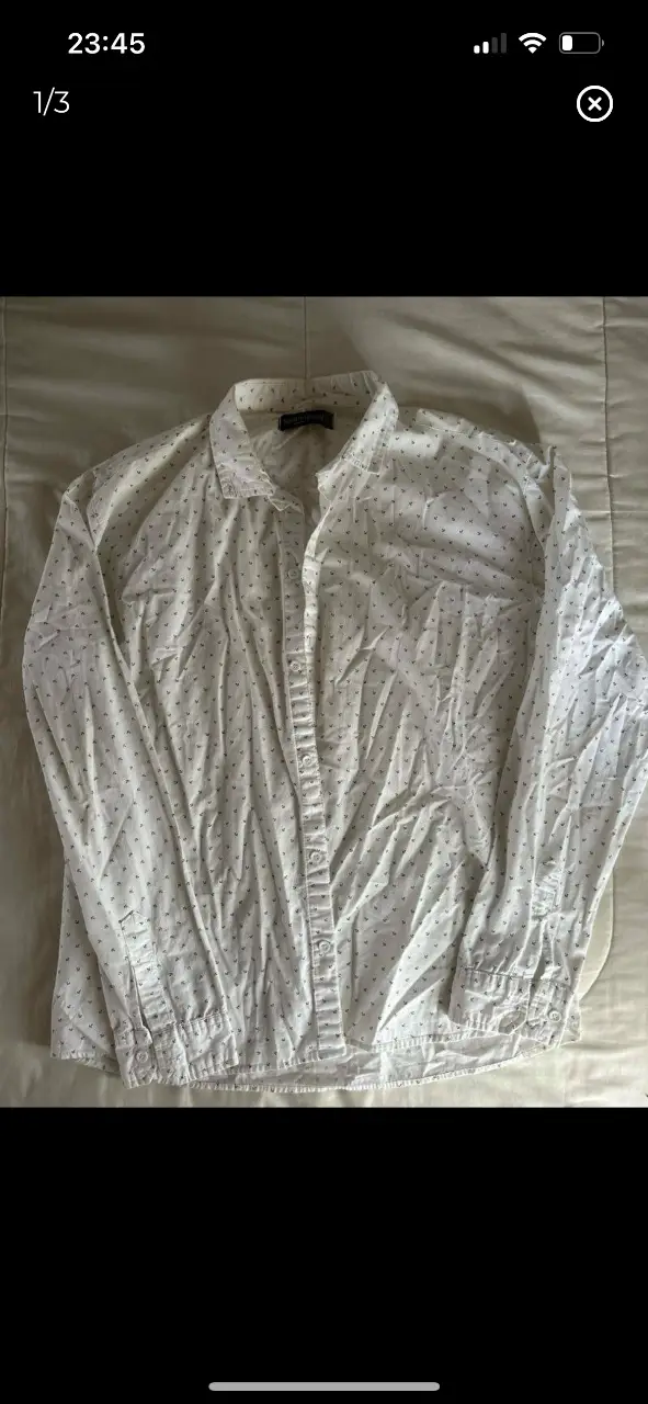 Camisa blanca de hombre con estampado de anclas en azul. Manga larga, con cuello y botones. Marca Najboard XXL.