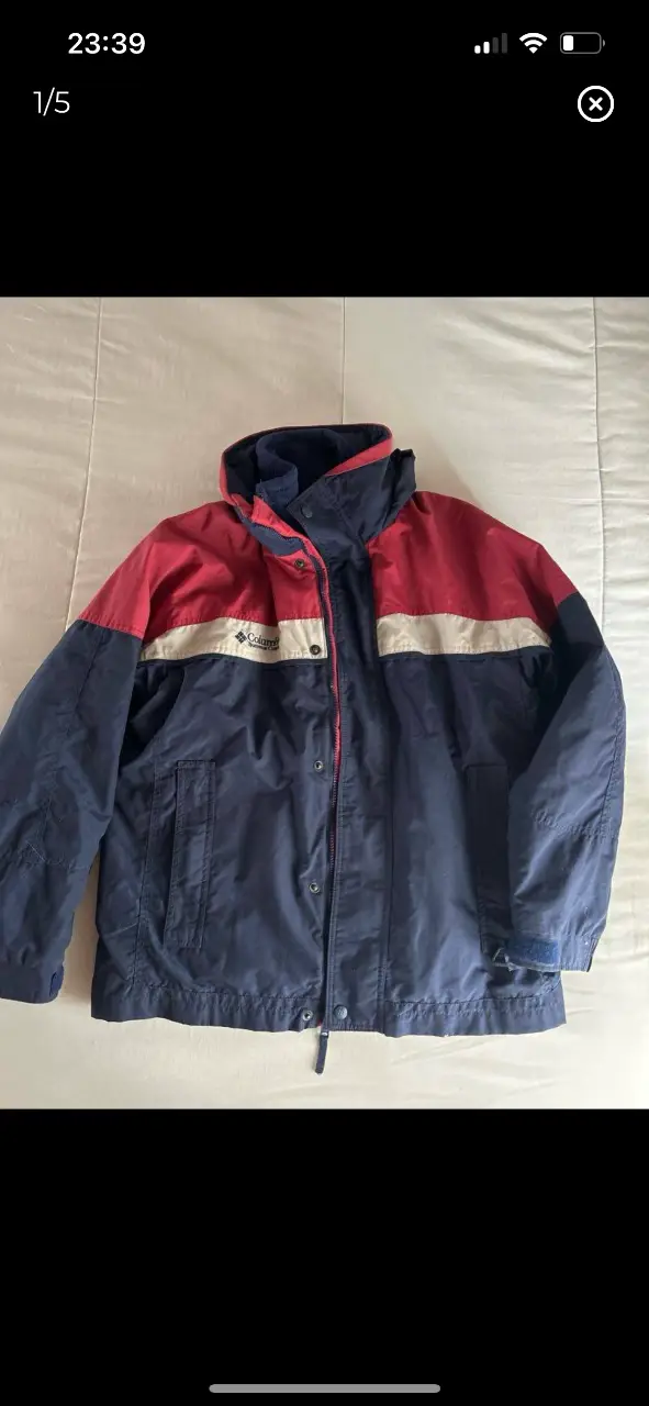 Campera Columbia de hombre, azul marino con detalles en rojo y blanco. Con capucha y cierre. Talle 14.