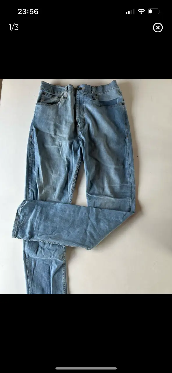 Jeans de hombre, corte recto, color azul claro, ideal para un look casual y cómodo. Marca Levi's.