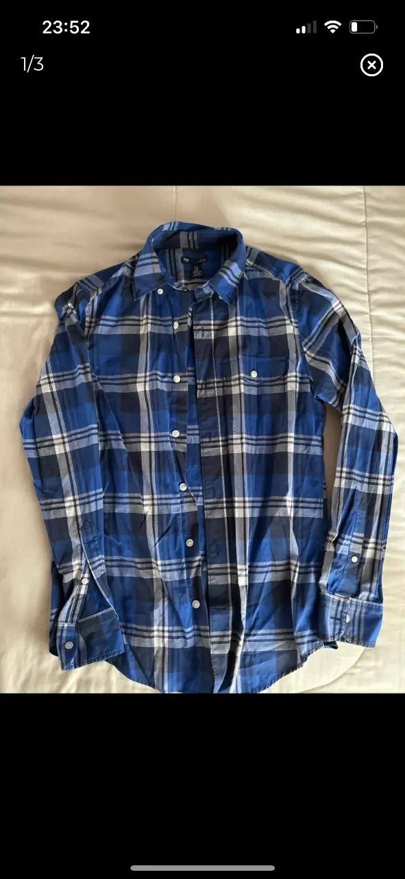 Camisa a cuadros azul y blanca de hombre, manga larga, de la marca Gap. Ideal para un look casual y cómodo.