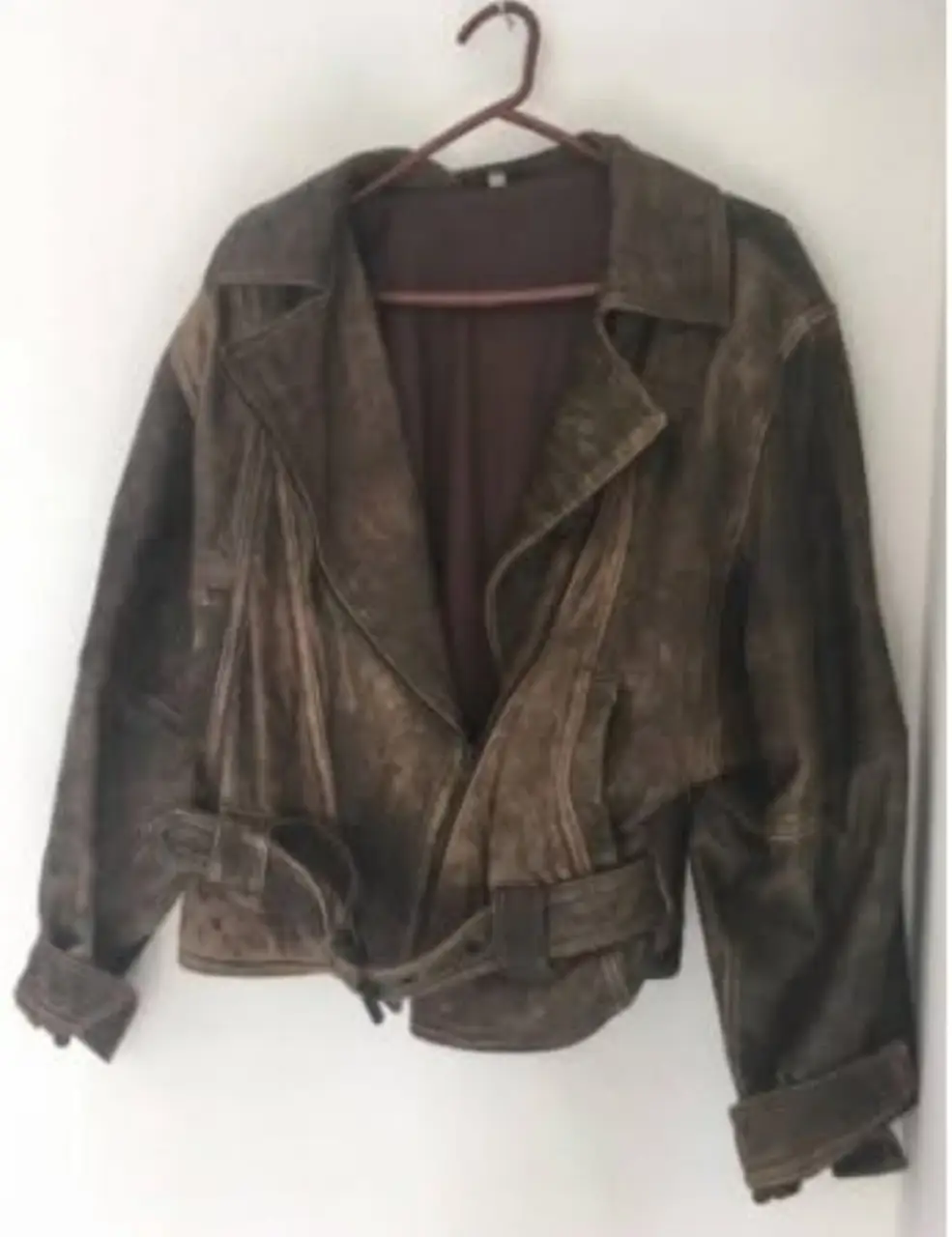 Campera de cuero marrón estilo biker, con detalles vintage y cinturón en la cintura. Ideal para un look rockero y canchero.
