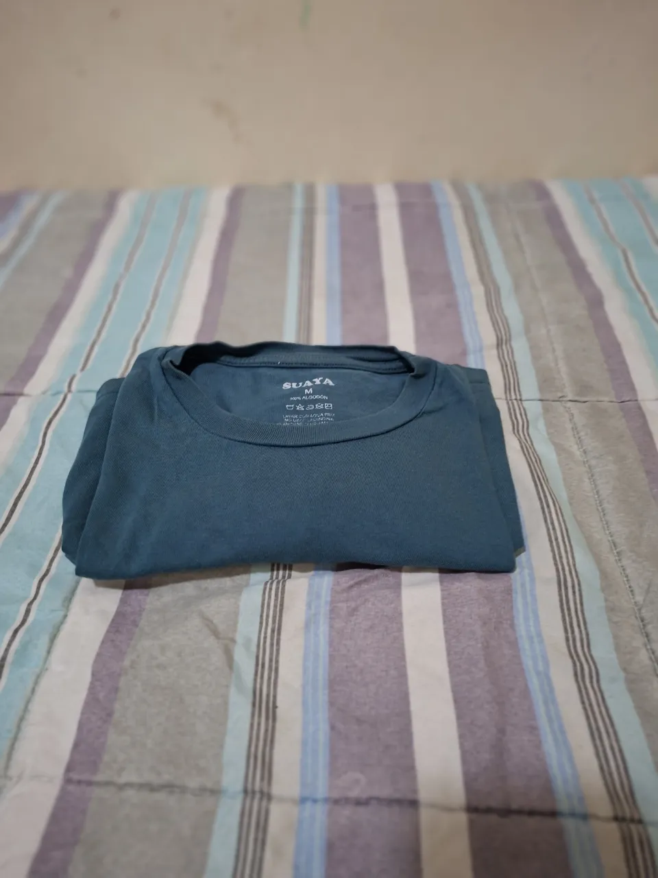 Remera de hombre, color verde oscuro, cuello redondo, talle M, ideal para uso casual.