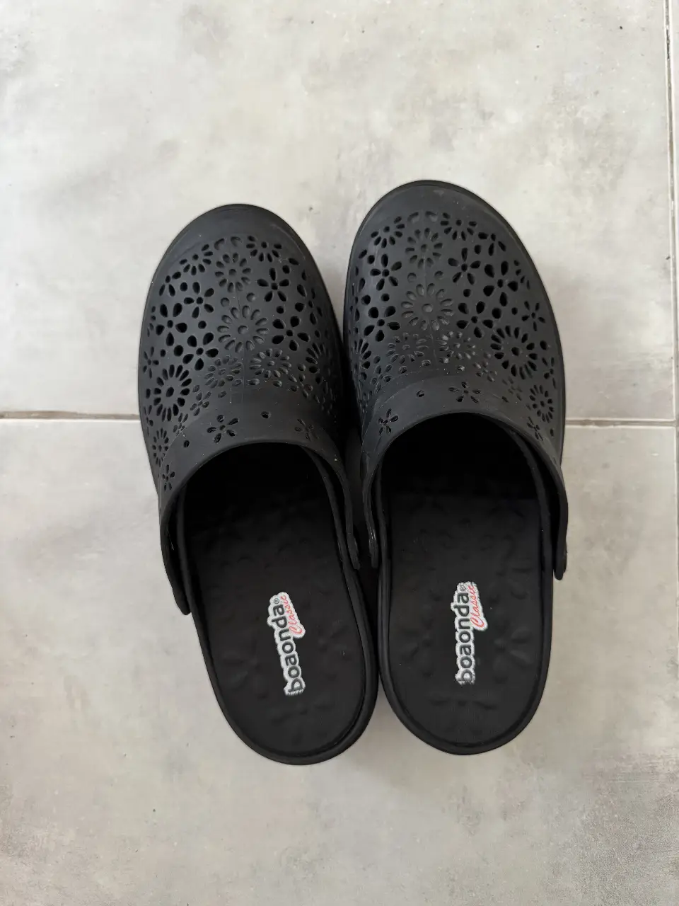 Zuecos negros calados de la marca Boaonda, ideales para un look casual y cómodo. Perfectos para el verano. Talle en la última foto