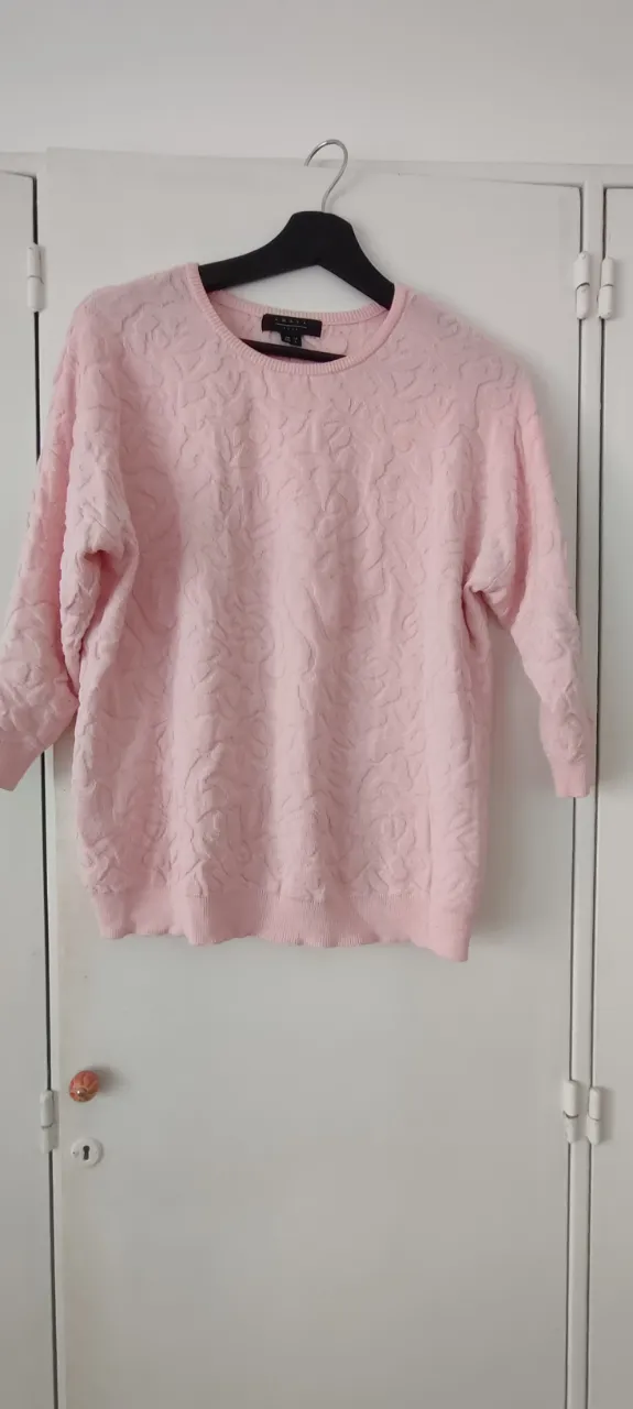 Sweater rosa con textura de flores en relieve. Manga 3/4 y cuello redondo. Ideal para un look casual y femenino. talle L. muy buen estado 