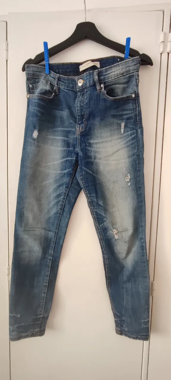 Jeans de tiro alto con roturas y desgastes. Un clásico que no puede faltar en tu guardarropa, ideales para un look casual y canchero. marca Stradivarius. talle 42. muy buen estado..
medidas aprox: cintura 42 cm, cadera 52 cm, tiro delantero 26 cm y largo total 95 cm.