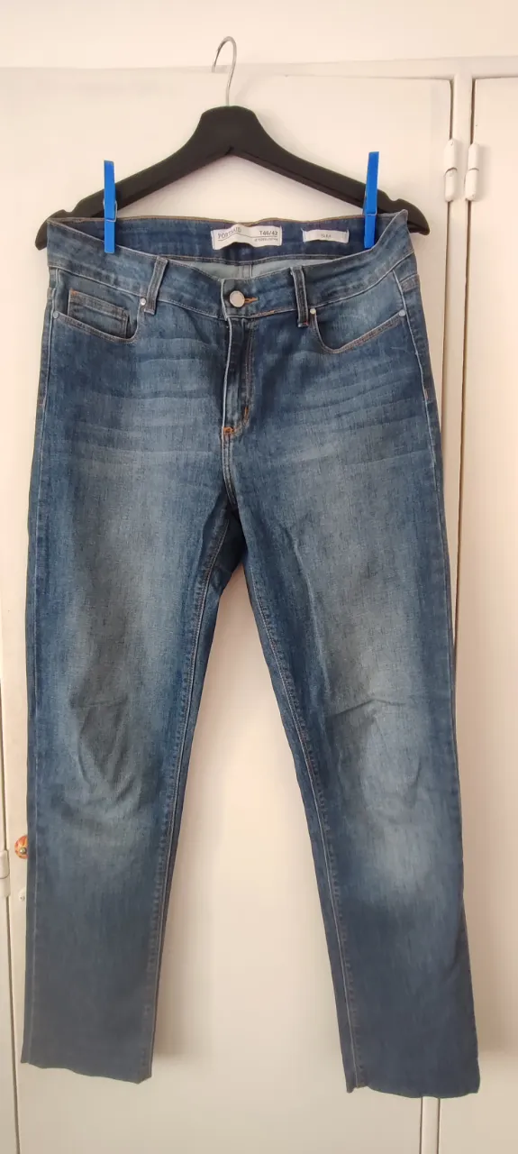 Jeans de corte slim, tiro medio, color azul clásico con detalles desgastados sutiles. Perfectos para un look casual y moderno, combinan comodidad y estilo. marca Portsaid. talle 42. atención: tiene ruido interno de 2 cm que se puede descocer. levemente elastizado. 
medidas aprox: cintura 42 cm, cadera 52 cm, tiro delantero 25 cm y largo total 98 cm. muy bien estado.