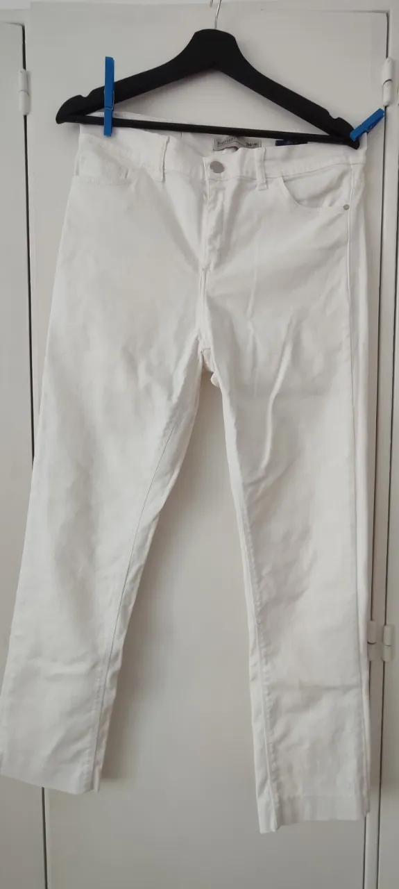 Jeans blancos tiro alto rectos, ideales para un look casual y moderno. Perfectos para combinar con cualquier tipo de prenda superior. recto. marca portsaid. talle 46. impecable. atención: tiene hecho ruedo interior de 4 cm que se puede descocer. 
medidas aprox: cintura 44 cm, cadera 54 cm, tiro delantero 29 cm y largo total 1.01 cm