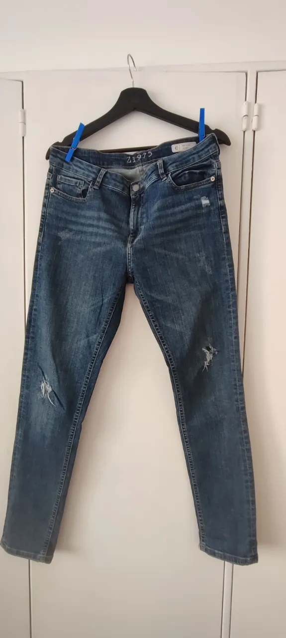 Jeans de tiro medio con roturas y detalles desgastados. Un clásico para el día a día, súper cómodos y versátiles. skinny. talle 42. tiro medio. marca Zara. Impecables.
medidas aprox: cintura 44 cm, cadera 54 cm, tiro delantero 24 cm y largo total 1.00 cm.