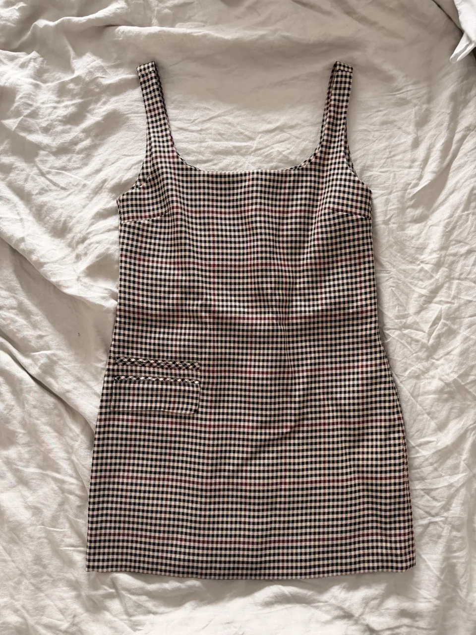 Vestido corto a cuadros, ideal para un look casual y fresco.
 NUEVO sin etiqueta