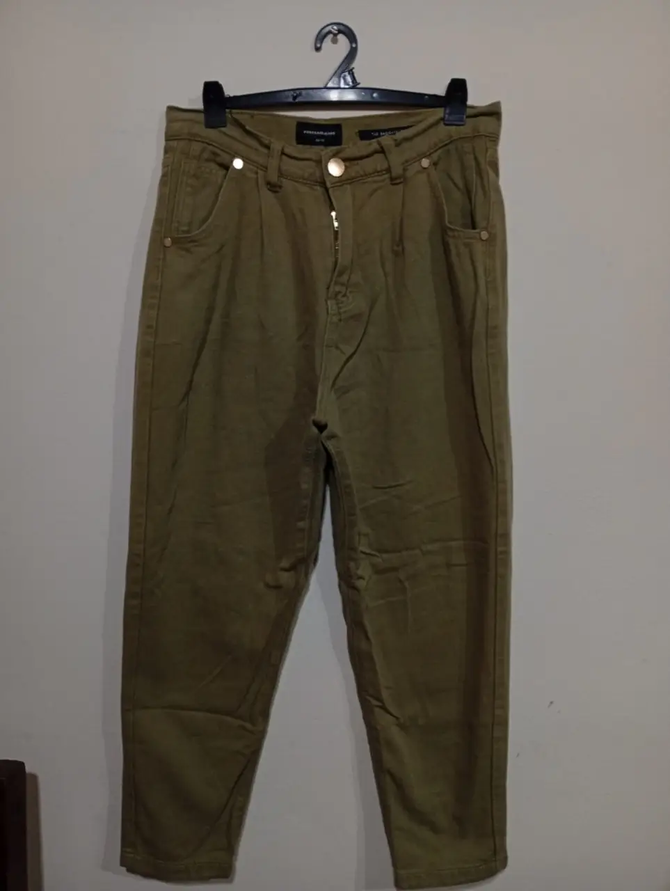 Pantalón chino de mujer, color verde militar. Tiro alto, con bolsillos delanteros y traseros. Marca PortsaiJeans. Talle 46/42. medidas: •cintura: 40cm. •largo: 96cm. •tiro: 32cm.