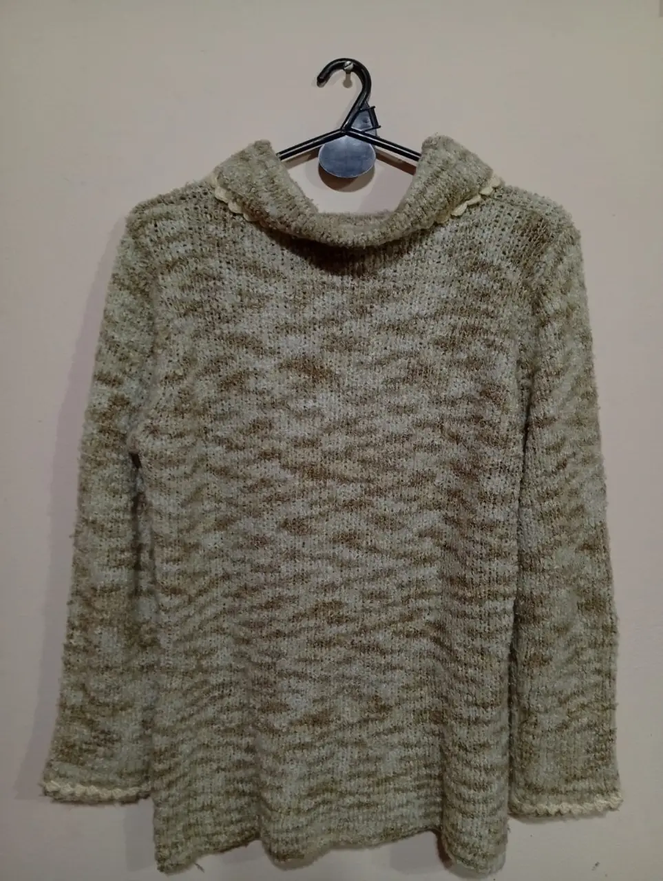 Sweater de cuello alto en tonos grises y marrones, ideal para el invierno. Tejido con detalles artesanales en el cuello y puños. sweater super abrigado en perfecto estado. medidas: •sisa: 45cm. •largo:  65cm. •largo de mangas: 60cm.