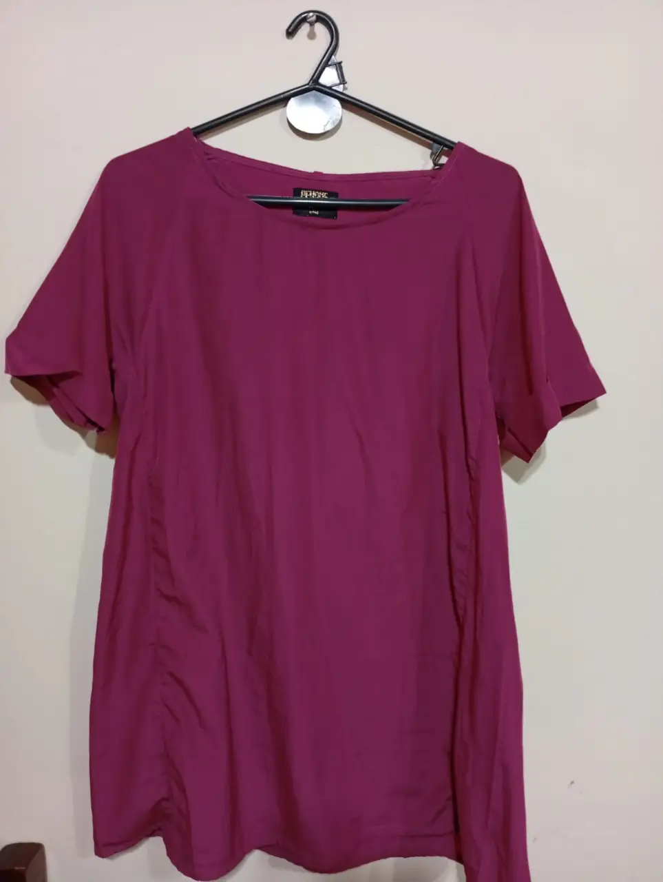 Blusa de color violeta, con mangas cortas y cuello redondo. Ideal para un look casual y cómodo. perfecto estado. medidas: •sisa: 41cm. •largo: 77cm. •largo de mangas: 25cm. •espalda: 32cm.