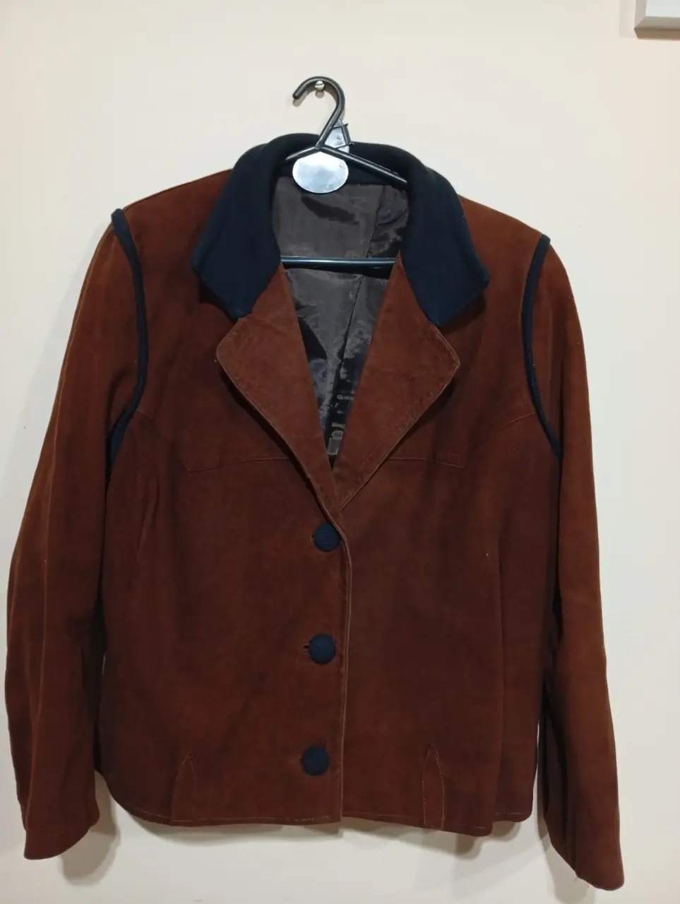 Chaqueta blazer de gamuza marrón con cuello y detalles en azul. Ideal para un look vintage y elegante.