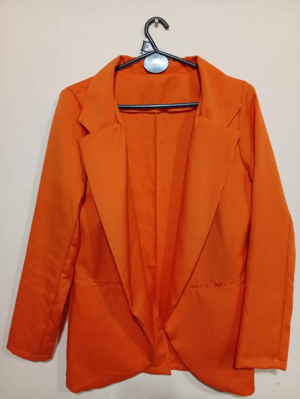 Blazer naranja de corte clásico, ideal para un look moderno y sofisticado. Confeccionado en tela suave y de alta calidad, este blazer es perfecto para combinar con diferentes outfits, desde formales hasta casuales. Un básico imprescindible en tu guardarropa.
