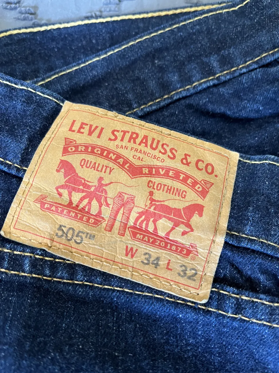 Jeans Levi's 505™ originales, talle W 34 L 32. Un clásico del estilo denim, perfectos para cualquier ocasión. Su corte recto y color azul oscuro los hacen versátiles y fáciles de combinar. Ideales para el día a día, trabajo o una salida casual.  talle 54 argentina. con detalle en bajos.