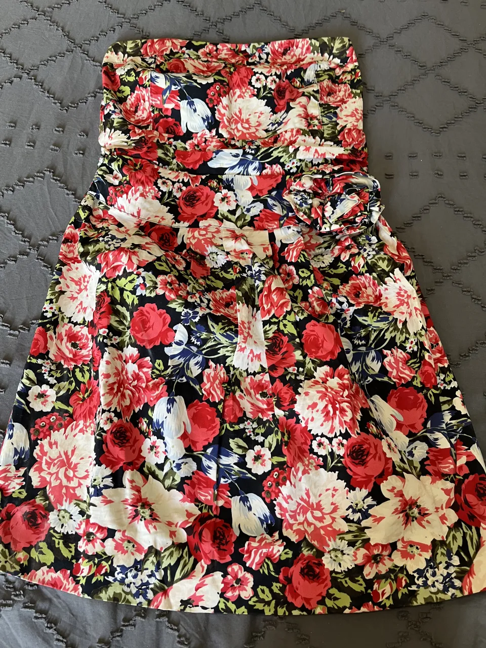 Vestido strapless estampado floral, con fruncido en la cintura y detalle de lazo. Ideal para un look fresco y femenino. talle 42