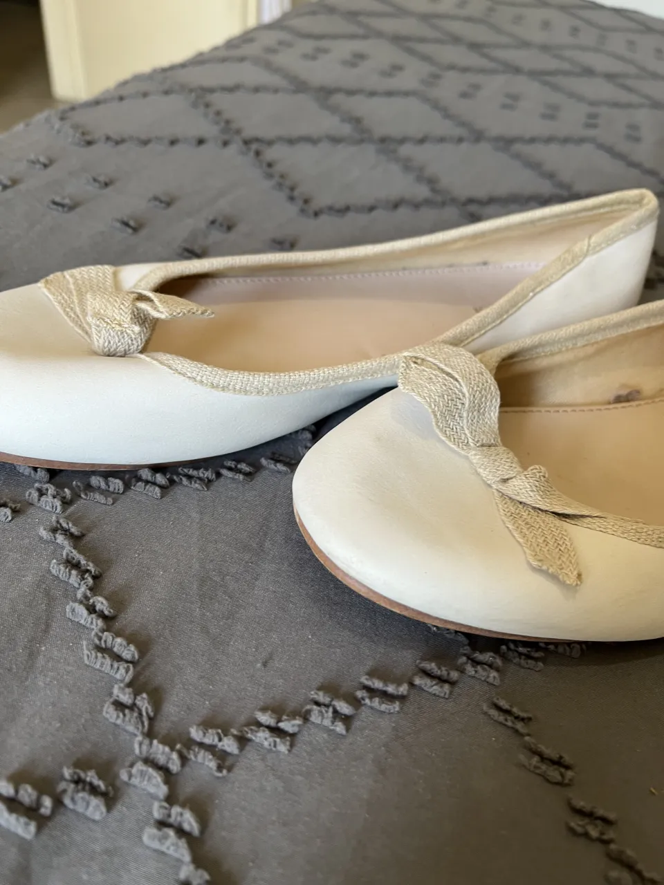 Bellísimas bailarinas blancas con un detalle de moño en la punta. Perfectas para un look casual y cómodo, ideales para el día a día o para complementar un outfit más arreglado. Un clásico que no puede faltar en tu guardarropa.