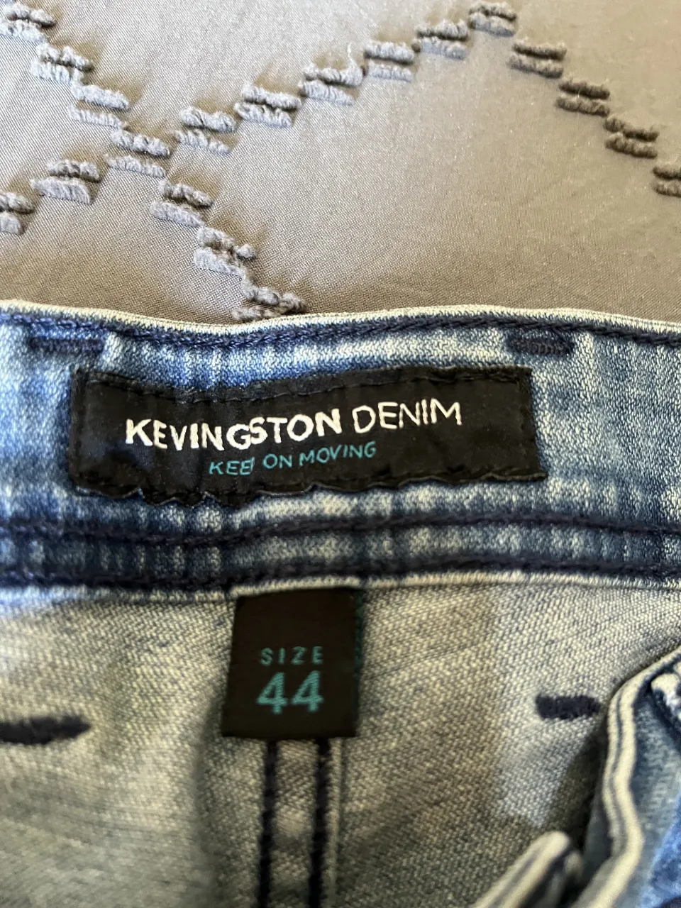 Jeans de corte recto, tiro medio, color azul claro. Perfectos para un look casual y cómodo. elastizado talle 44