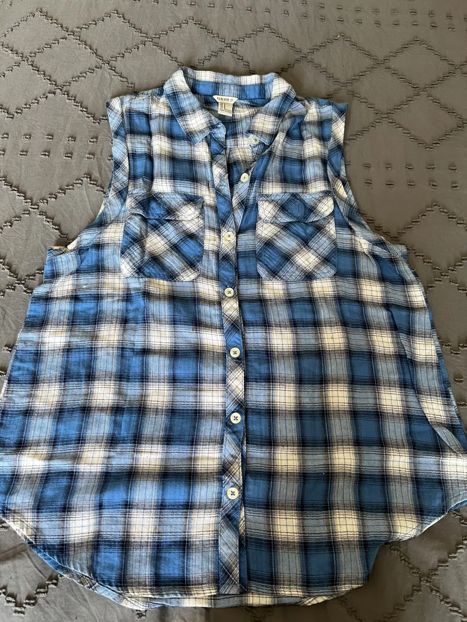 camisa  a cuadros sin mangas, ideal para un look casual y fresco. Perfecta para combinar con jeans o shorts.