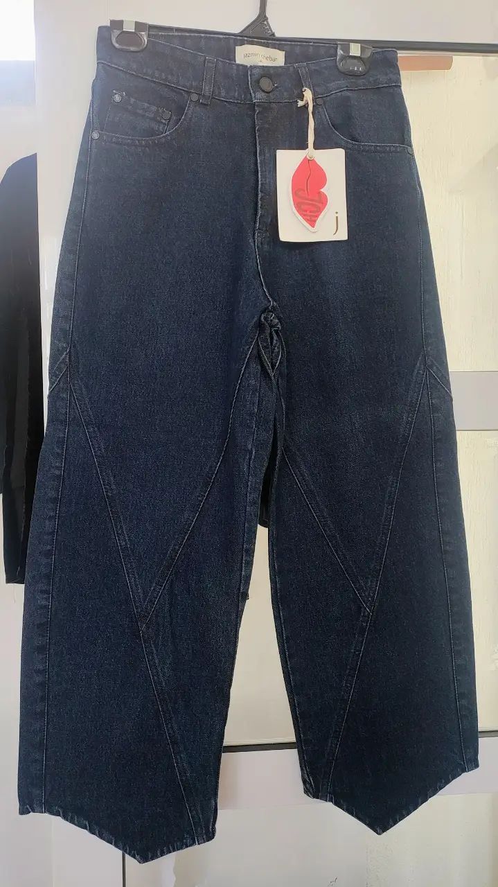 Pantalón de jean de mujer, tiro alto, con diseño en las piernas. Ideal para un look casual y moderno.