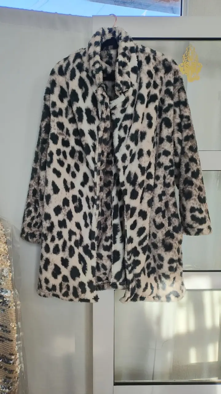 Tapado largo de piel sintética con estampado de leopardo. Ideal para un look moderno y abrigado.