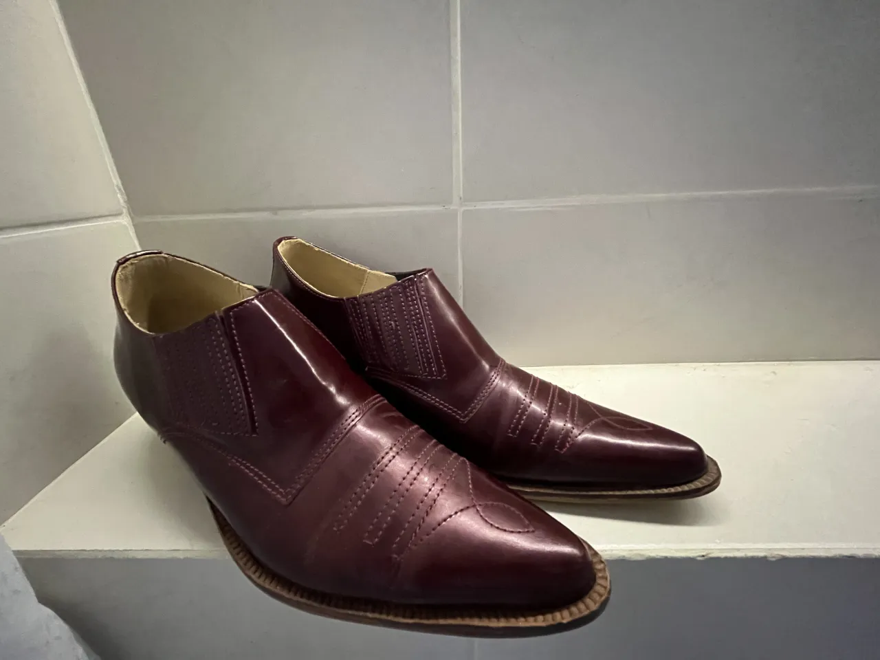 Botitas de cuero color borgoña , estilo cowboy, con punta fina y taco bajo. Perfectas para darle un toque canchero a cualquier look. Un solo uso. 