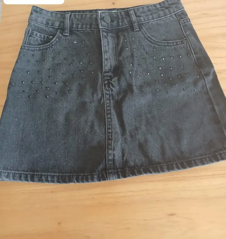 Minifalda de jean gris oscuro con detalles de tachas. Ideal para un look casual y canchero . nena 14