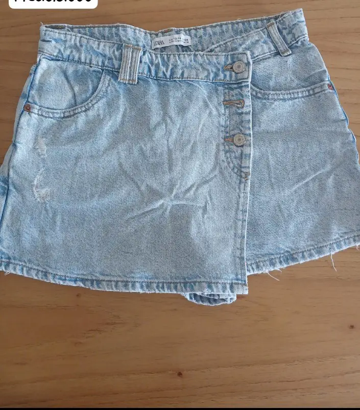 Short de jean de mujer, con diseño asimétrico y botones. Ideal para un look casual y moderno. Nena talle 13/14