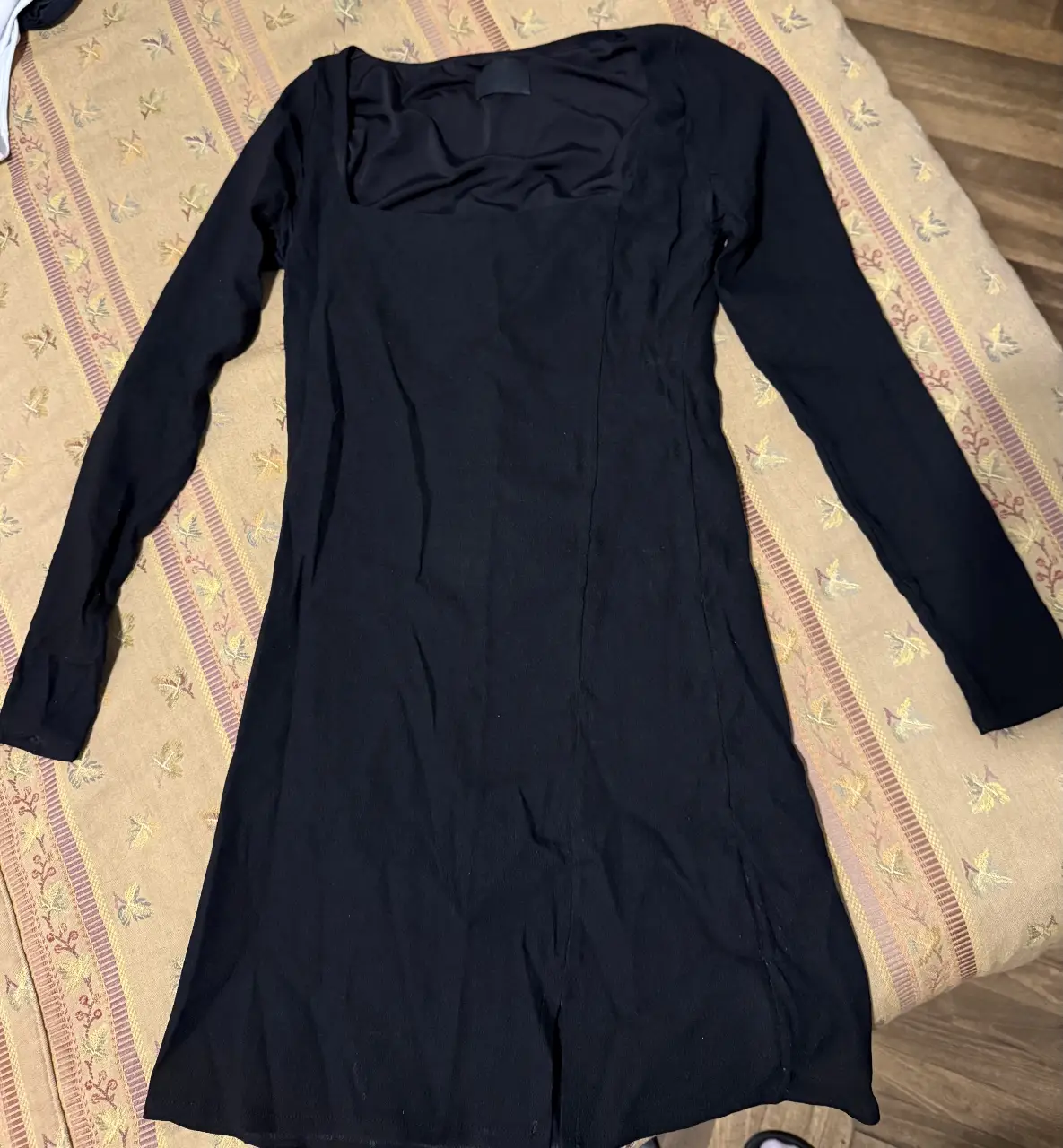 Vestido negro mini, con mangas largas y cuello cuadrado. Ideal para una salida o evento especial.