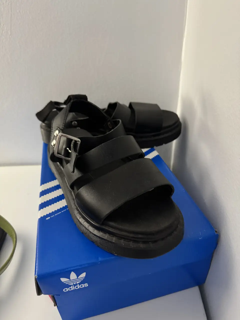 Sandalias negras con hebilla y plataforma, ideales para un look casual y moderno. Perfectas para combinar con tus outfits de verano.