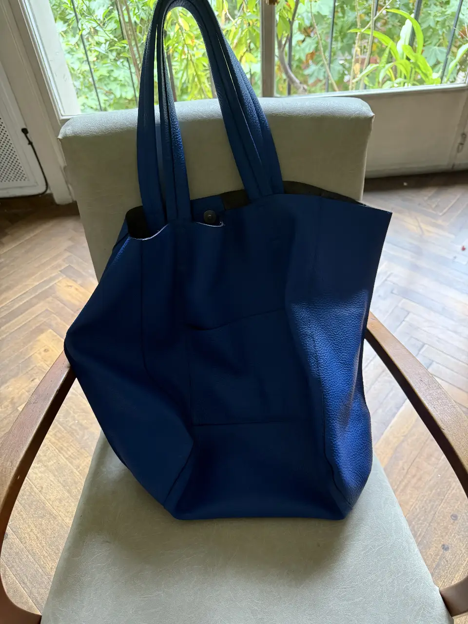 Bolso tote azul de cuero, ideal para llevar todo lo necesario con estilo. Perfecto para el día a día, con un diseño simple y elegante.