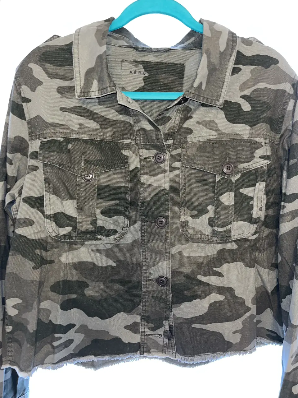 Campera de jean con estampado camuflado, corte cropped y bolsillos delanteros. Ideal para un look casual y canchero.