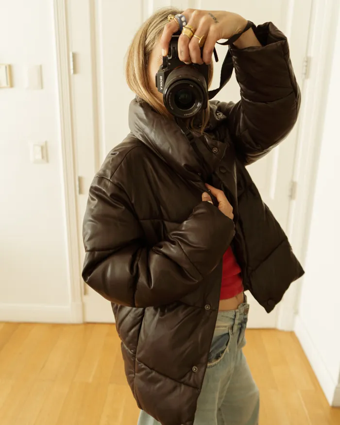 Campera puffer marrón chocolate, con cuello alto y cierre con botones. Estilo Oversize
