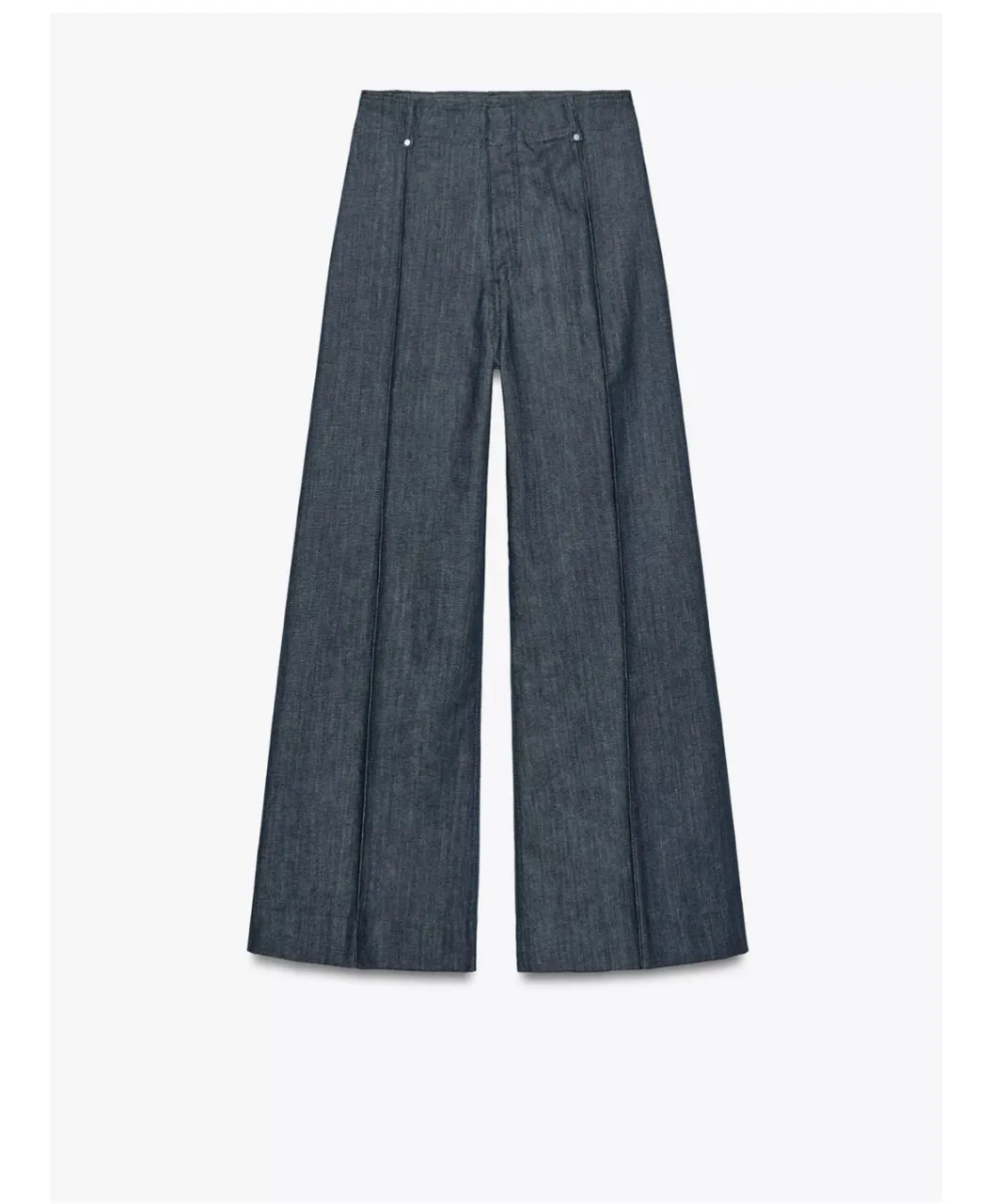 Pantalón sastrero de jean azul, con corte ancho y pinzas delanteras. Talle 44, de la marca Zara. Ideal para un look casual y moderno. Nuevo, sin uso de la temporada actual.